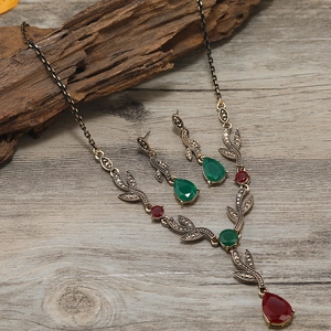 Set de joyas vintage con piedras de resina y colgantes de hoja sobre madera