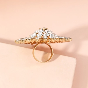 Seitenansicht des großen, kristallbesetzten Sonnenstrahl-Designs auf dem Goldring