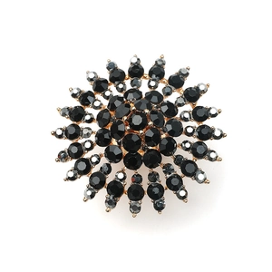 Makroaufnahme von Sonnenblumenring mit schwarzen Kristallen und vergoldeten Blütenblättern