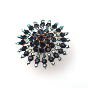 Detail eines Goldrings in Sonnenblumenform mit dunkelblauen Kristallen und AB-Strass