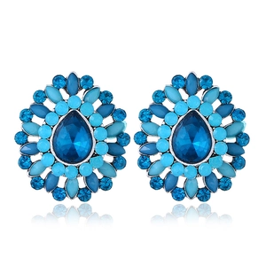Vue détaillée de boucles d'oreilles fleur en cristal bleu avec strass en goutte