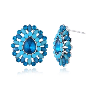 Vue détaillée de boucles d'oreilles en goutte avec cristaux bleus et strass brillants
