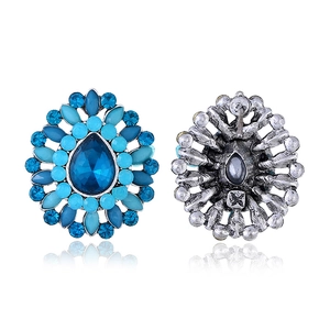 Vue détaillée avant et arrière des boucles d'oreilles bohèmes en cristal bleu