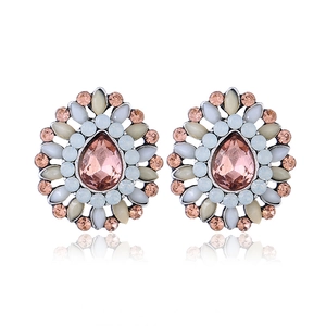 Détail de boucles d'oreilles fleur avec cristal goutte rose et pierres multicolores