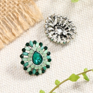 Boucles d'oreilles tendance en forme de goutte verte avec cristaux et résine florale