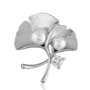 Eleganter silberner Ginkgoblatt-Brosche mit weißen Perlen und funkelnden Kristallakzenten