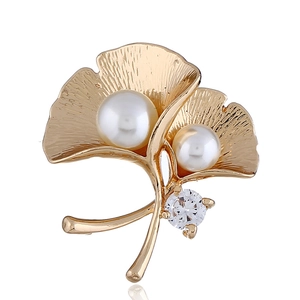 Eleganter goldener Ginkgoblatt-Brosche mit weißen Perlen und Zirkon auf weißem Hintergrund