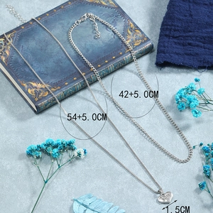 Conjunto de dos collares de plata con colgante de corazón y grabado Sister en fondo azul