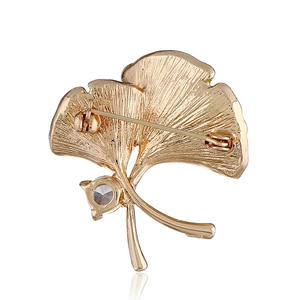 Detailansicht der Rückseite der goldenen Ginkgo-Brosche mit Sicherheitsnadel und Kristall
