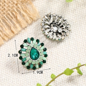 Boucles d'oreilles vintage en forme de goutte avec cristaux verts et strass en résine