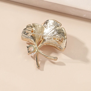 Exquisite goldene Ginkgoblatt-Brosche mit feinen Adern und funkelndem Kristallakzent