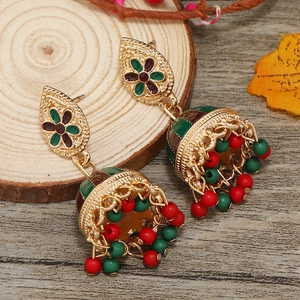 Ethnic Jhumka σκουλαρίκια καμπάνα με κόκκινες και πράσινες χάντρες σε ξύλινη βάση