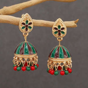 Ethnic Jhumka σκουλαρίκια με κόκκινες και πράσινες χάντρες σμάλτου σε κλαδί