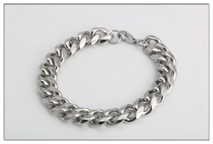 Detailed view of flat curb chain link structure with polished stainless steel surface