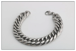 Primer plano detallado de una pulsera de cadena gruesa de acero inoxidable pulido con mosquetón