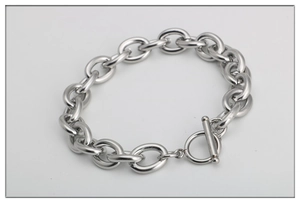 Detalle de la pulsera de cadena de eslabones de acero inoxidable con cierre de T