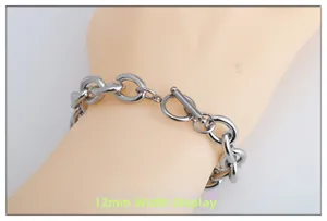 Primer plano detallado que muestra la pulsera de cadena de 12 mm con cierre OT de acero inox