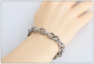 Vista detallada de la pulsera de cadena de acero inoxidable de 12mm con eslabones pulidos
