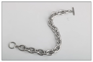 Primer plano de pulsera de cadena de acero inoxidable plateado con cierre de palanca en T