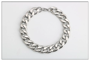 Dettaglio di un bracciale a catena cubana argento con chiusura a moschettone sicura per tutti