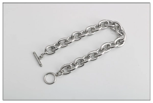 Pulsera de cadena gruesa de acero inoxidable plateado con un cierre de palanca OT clásico