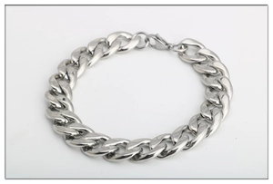 Dettaglio di un bracciale a catena barbazzale larga in argento con chiusura a moschettone