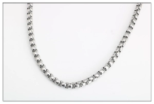 Collier chaîne box en acier inoxydable argenté poli pour hommes et femmes sur fond blanc