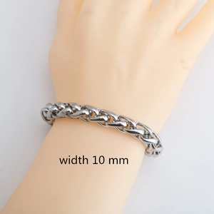 Primer plano de pulsera de cadena de acero inoxidable de 10 mm en muñeca de hombre