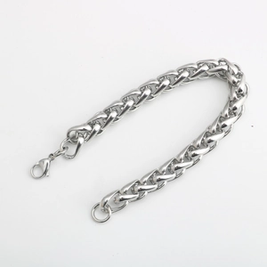 Detalle de pulsera de cadena cubana gruesa de acero inoxidable plateado con cierre de langosta
