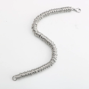 Détail du bracelet chaîne en acier titane tressé avec fermoir mousqueton sur fond blanc