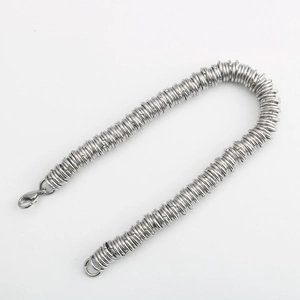 Détail du bracelet en chaîne d'acier au titane tissé main avec fermoir mousqueton
