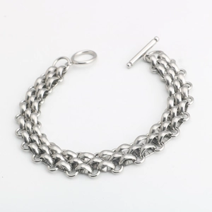 Bracelet en acier inoxydable poli avec boucle OT et maillons triples sur fond blanc