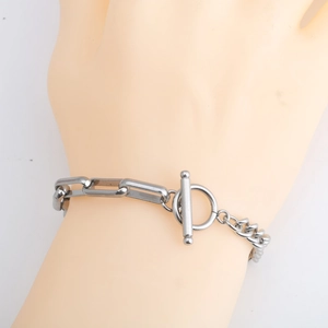 Pulsera de acero inoxidable con colgante de San Benito y cierre de barra T plateada