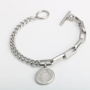 Detalle de la medalla de San Benito y cierre de palanca en la pulsera de cadena