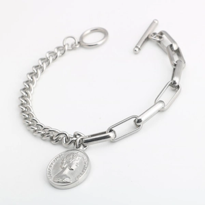 Détail du bracelet à fermoir OT en acier inoxydable argenté avec pendentif pièce