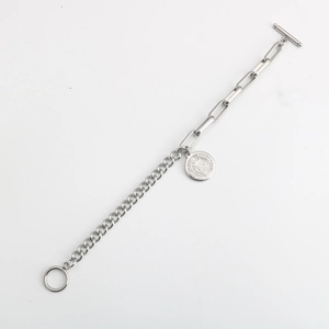 Pulsera plateada con moneda de San Benito y cadena mixta con cierre de barra en T