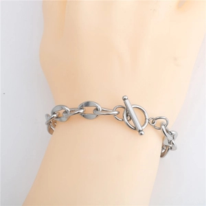 Unisex stainless steel flat O-chain bracelet featuring a classic toggle clasp on a model