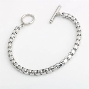 Dettaglio del bracciale a catena veneziana argento con chiusura a barra in acciaio inox