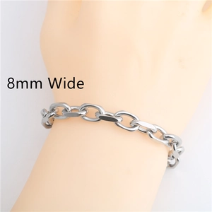 Detalle que muestra el ancho de 8mm de una pulsera de cadena de acero inoxidable pulido