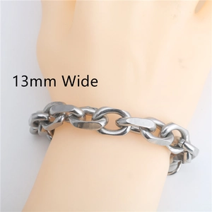 Vista detallada de la pulsera de cadena de acero inoxidable de 13mm en la muñeca