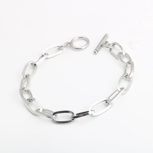Dettaglio del bracciale a catena a O in acciaio inossidabile con chiusura a T argentata