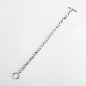 Dettaglio ravvicinato di un bracciale a catena in acciaio inossidabile con chiusura a T