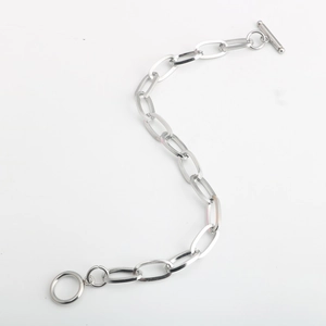 Dettaglio del bracciale a catena in acciaio inossidabile argento con chiusura a levetta