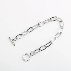 Dettaglio del bracciale a catena in acciaio inossidabile con chiusura a T e finitura argento