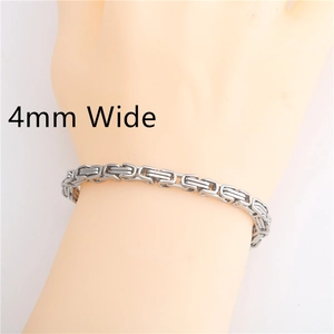 Vista dettagliata del bracciale bizantino in acciaio inossidabile argento largo 4mm