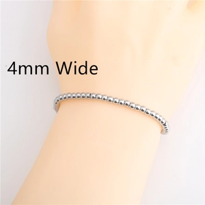 Dettaglio di un bracciale a sfere in acciaio inossidabile da 4mm indossato al polso