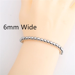 Vista dettagliata del bracciale con perline in acciaio inossidabile da 6 mm al polso