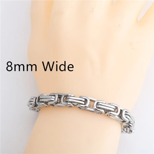 Dettaglio del bracciale a catena bizantina in acciaio inossidabile largo 8 mm al polso