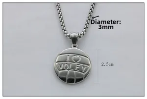 Nahaufnahme des 2,5 cm Volleyball-Anhängers mit Gravur und der 3 mm breiten Kette