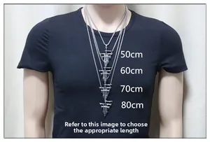 Vergelijking van kettinglengtes 50cm tot 80cm voor zwaardhanger op zwart T-shirt